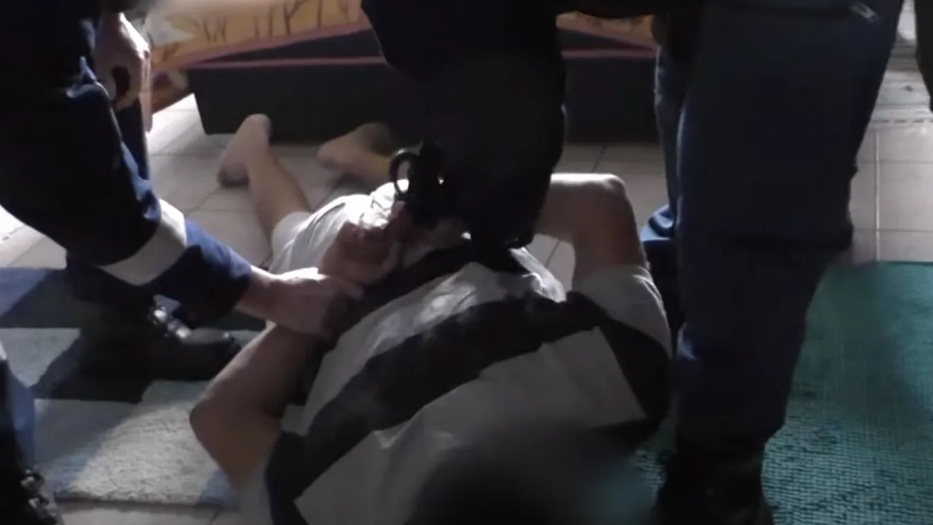 Ágyneműtartóban bújt el a rendőrök elől egy férfi Heves megyében - videó