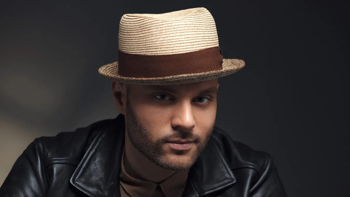 Koronavírus: Rokonai miatt aggódik a magyar énekes