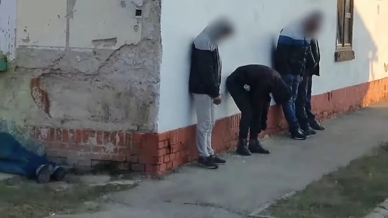 Gusztustalan dologra vetemedett egy férfi a váci parkban, fotó készült róla