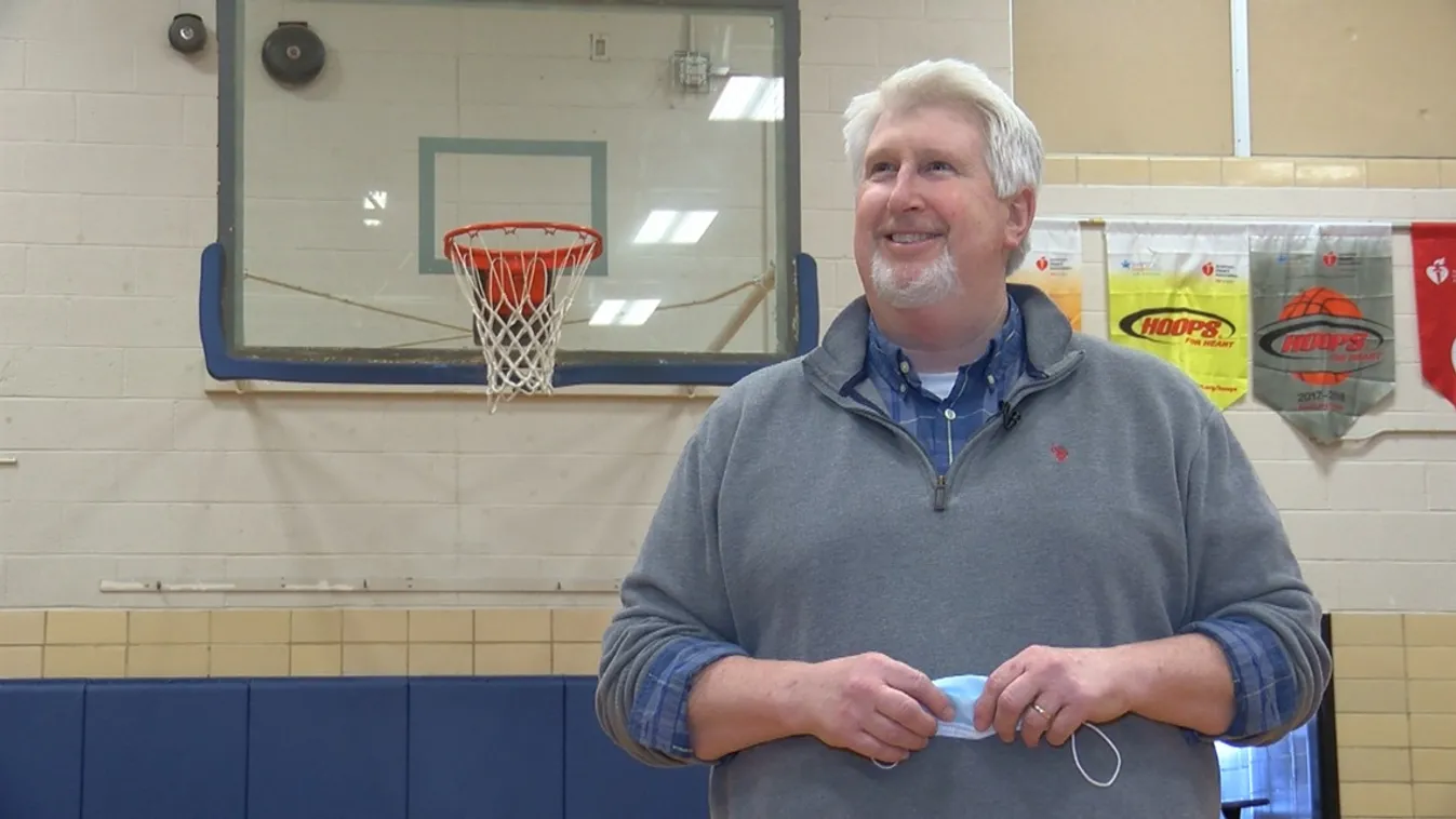 Lebuktatta a biztonsági kamera az iskola gondnokát, hajmeresztő dolgot művelt - Videó