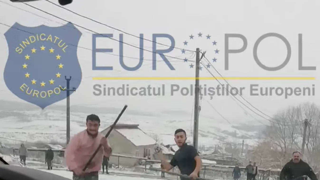 Csoportosan támadtak rá a rendőrautóra – videó