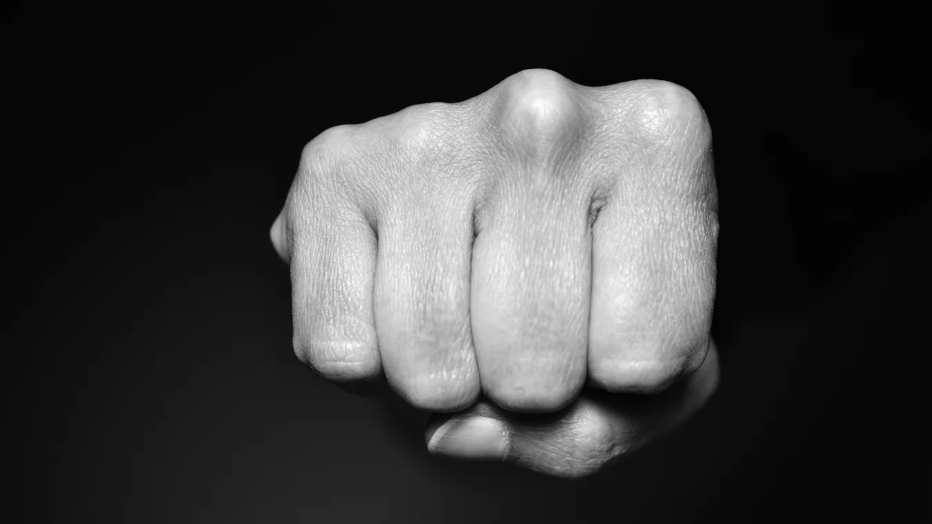 A biztonsági kamera mindent vett: brutálisan összevertek egy nőt Kaposváron a nyílt utcán