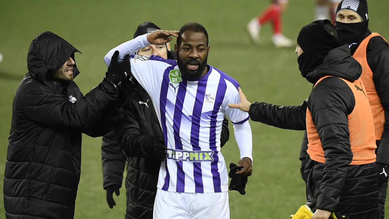 Hatalmas botrány tört ki az Újpest meccsén: le kellett fogni az őrjöngő csatárt - videó