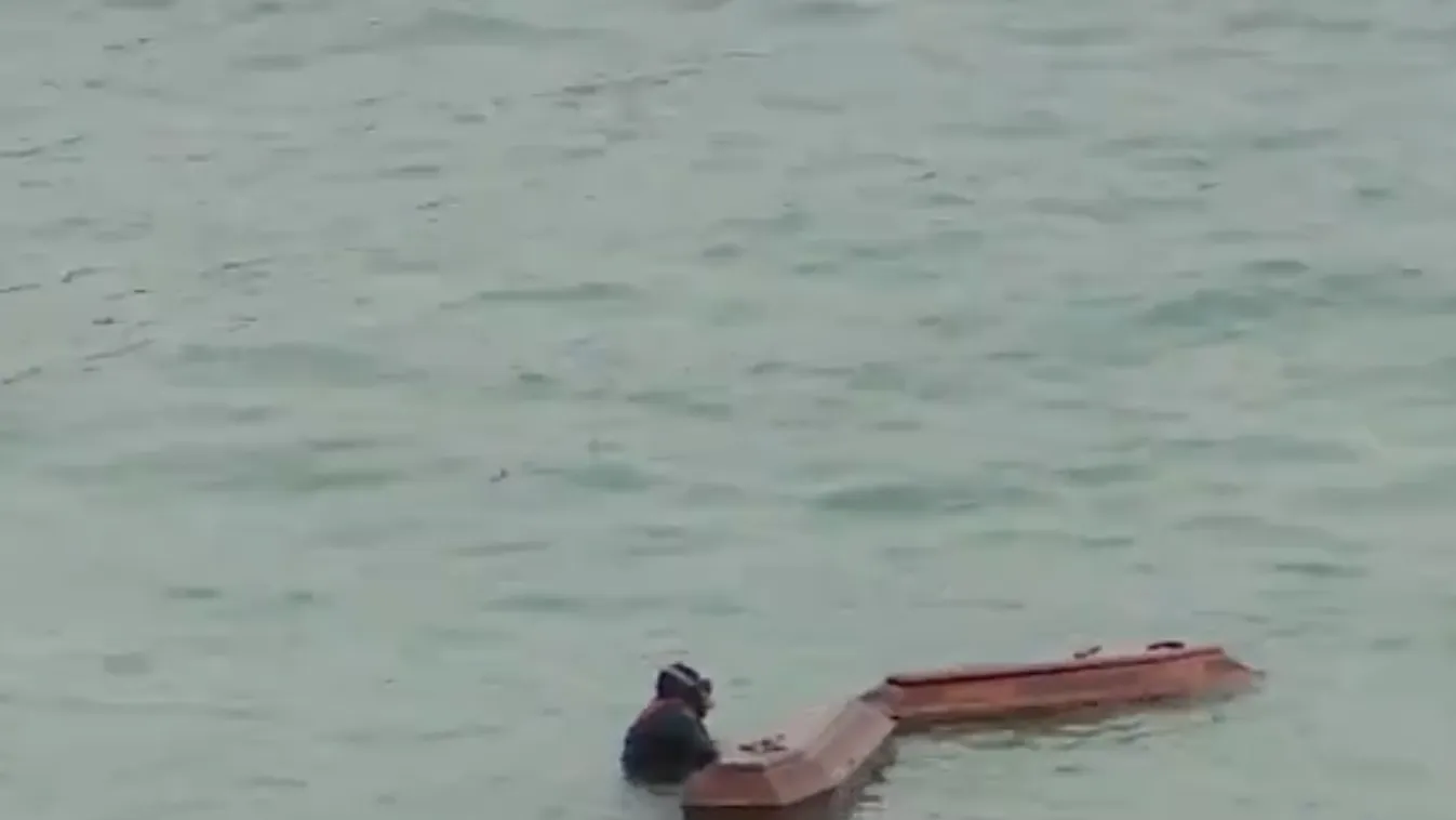 Tömegsír lett a tengerből: 200 koporsó lebeg a vízen