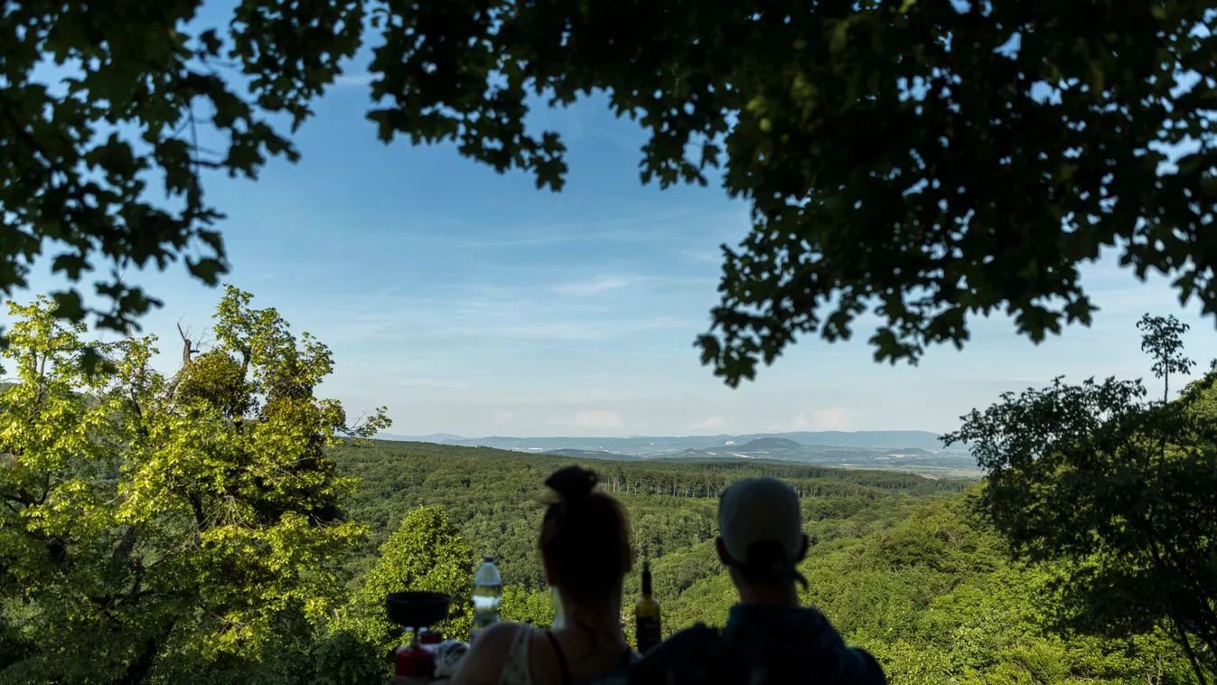 Sokkoló idill: szelfizett várandós feleségével, mielőtt lelökte a szikláról
