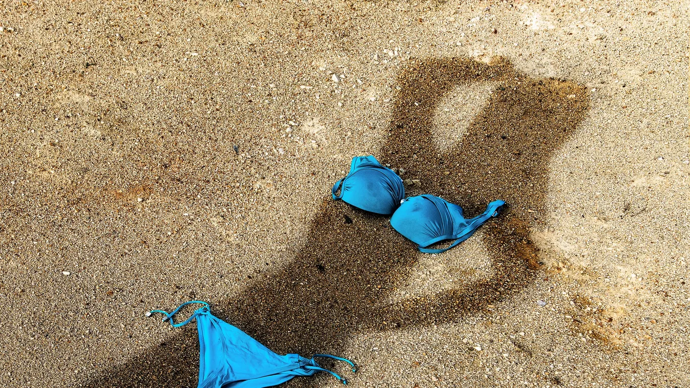 Micsoda fotó: szuperszexin megkötött bikini felsőben ünnepel a kebelcsoda