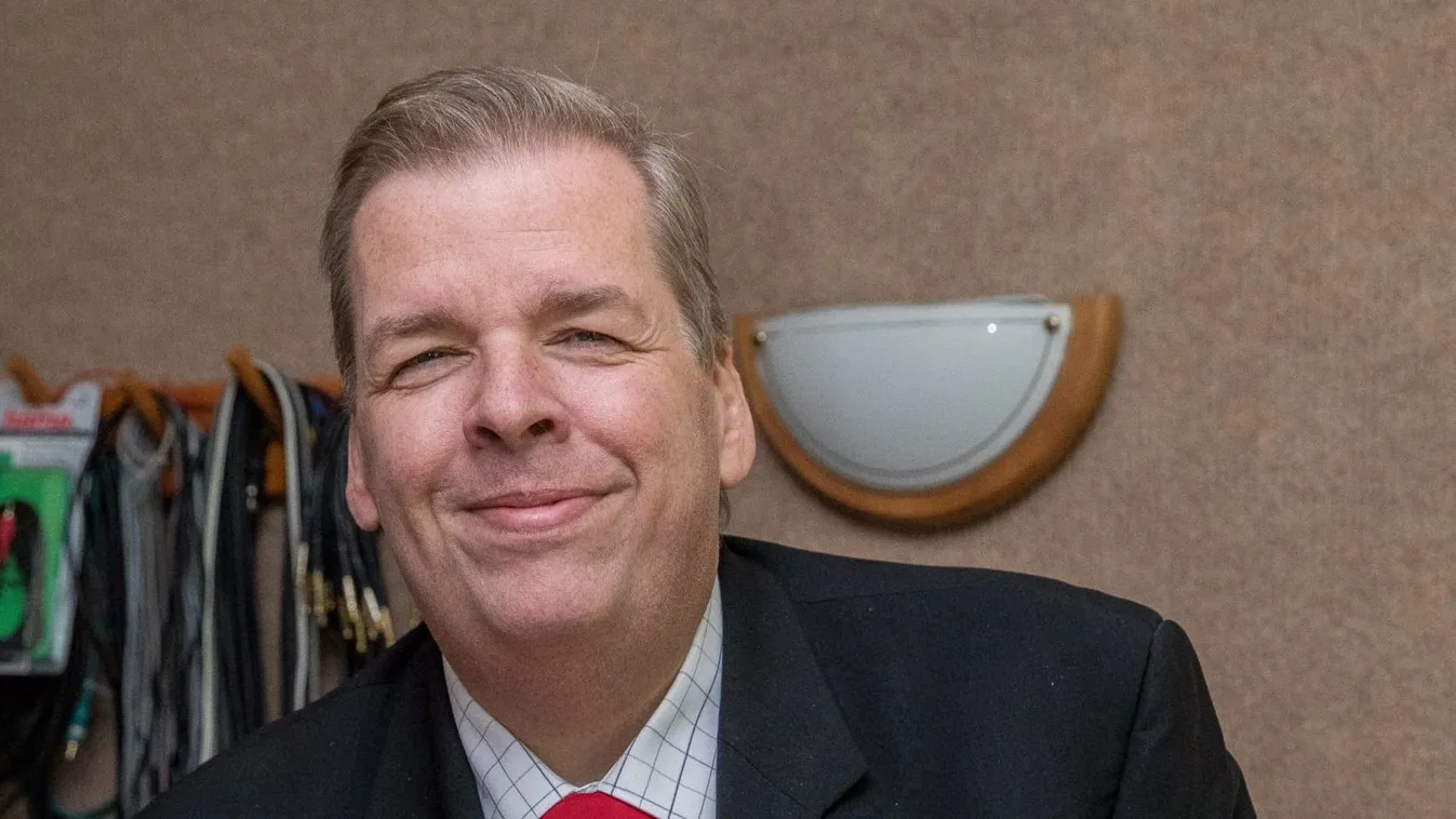 Schmuck Andor pajzán meglepetéssel készült Valentin-napra