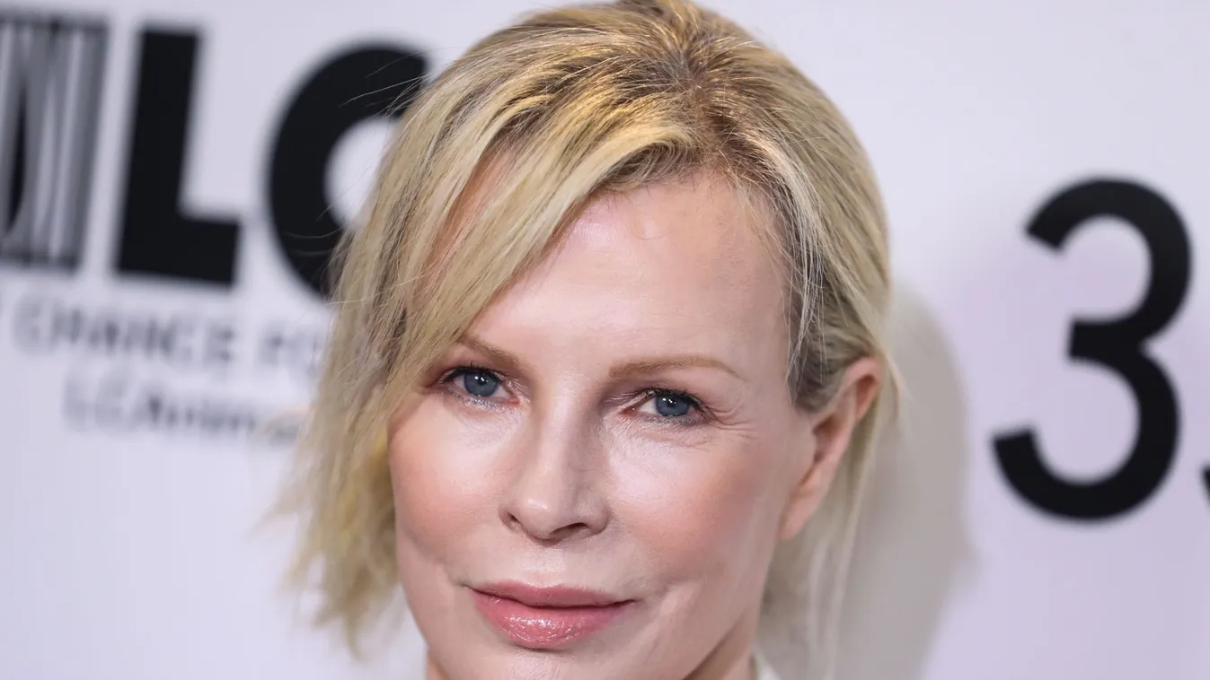 Nem figyelt oda? Kikandikált a híres modell lányának melle - Fotó