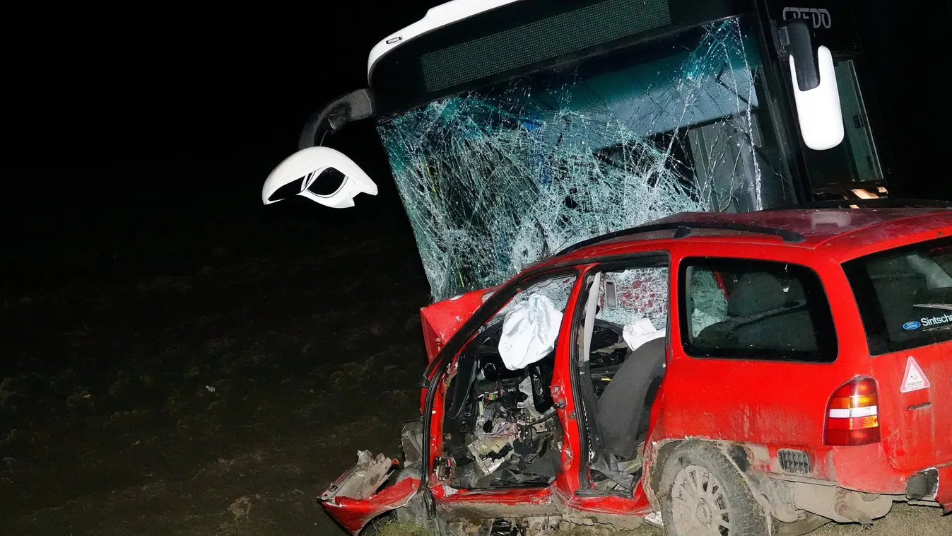 Megrázó képeket kaptunk a kettős tragédiáról: teljesen eltűnt az autó eleje