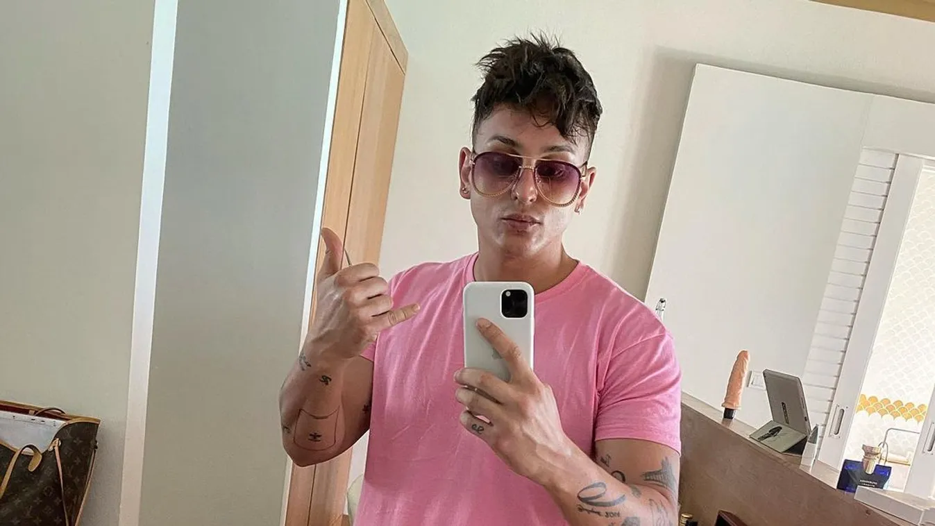 Nem hittek a szemüknek Aurelio rajongói, méretes vibrátort vitt a vakációra