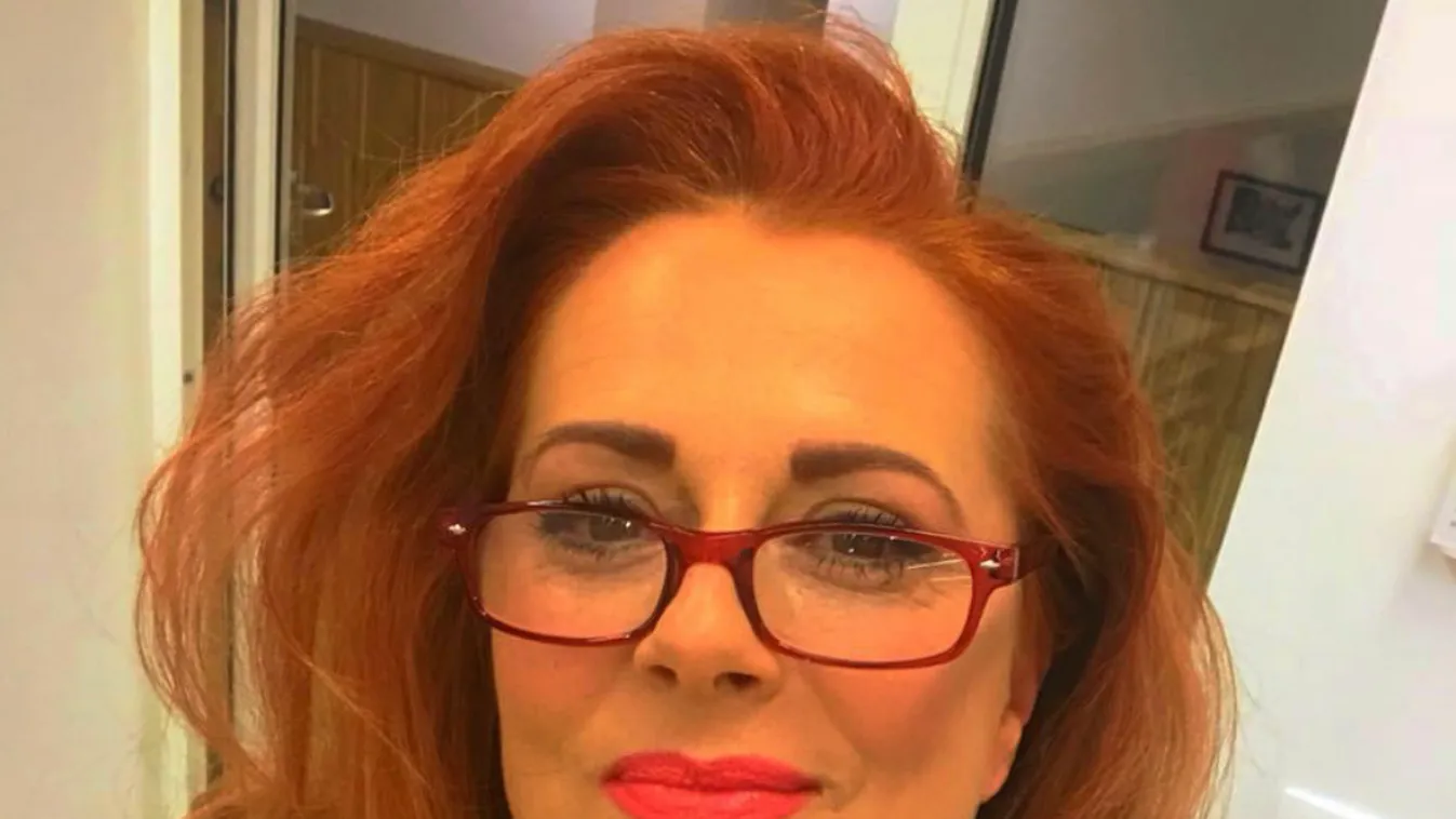 Megtudtuk: anyakönyvvezető lett a népszerű magyar énekesnő