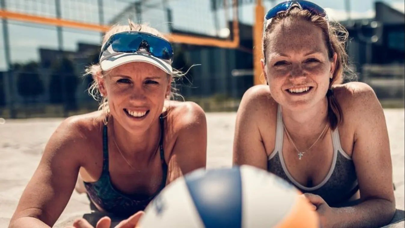 Bikinibalhé a homokban, bedobták a törölközőt a röpis lányok