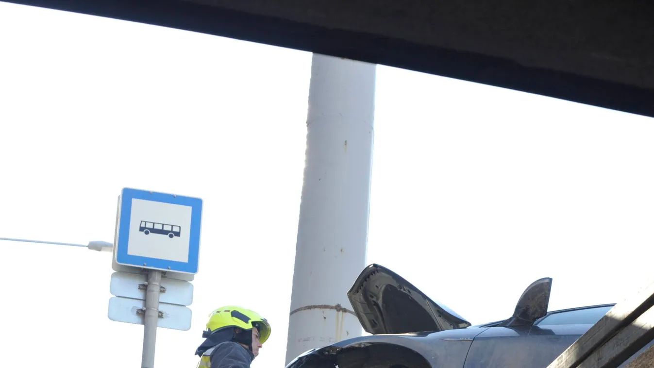 Majdnem az aluljáróban kötött ki egy kocsi Budapesten - fotók