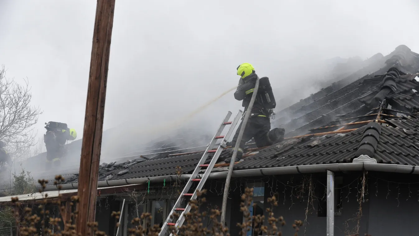 Drámai fotók érkeztek: kigyulladt egy családi ház Gyálon