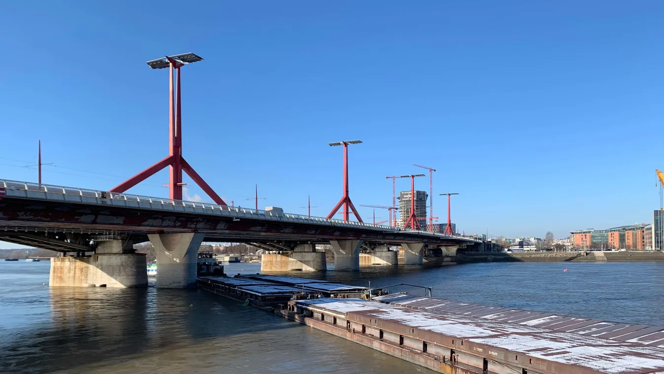 Videó a Rákóczi hídnak ütközött hatalmas uszályról