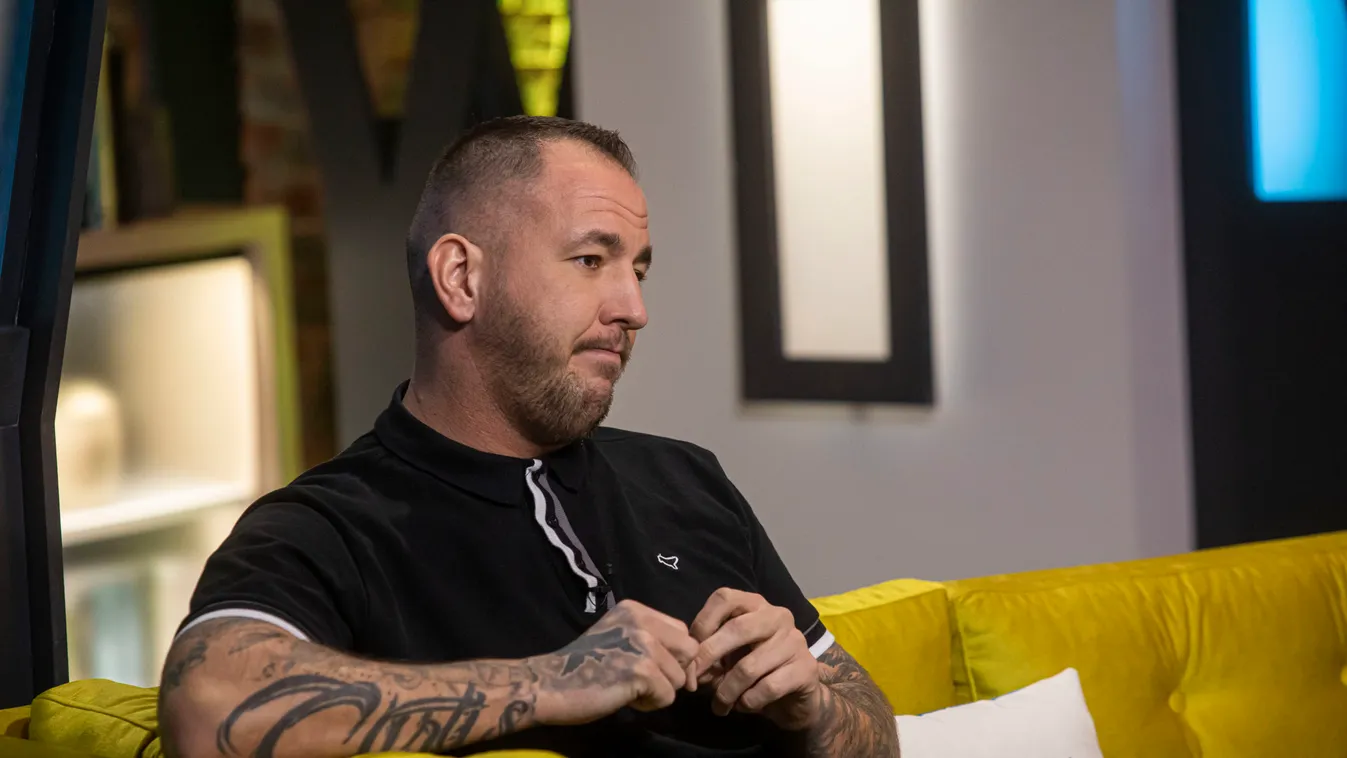 Papnak állt Curtis, apácákkal az oldalán kapták le