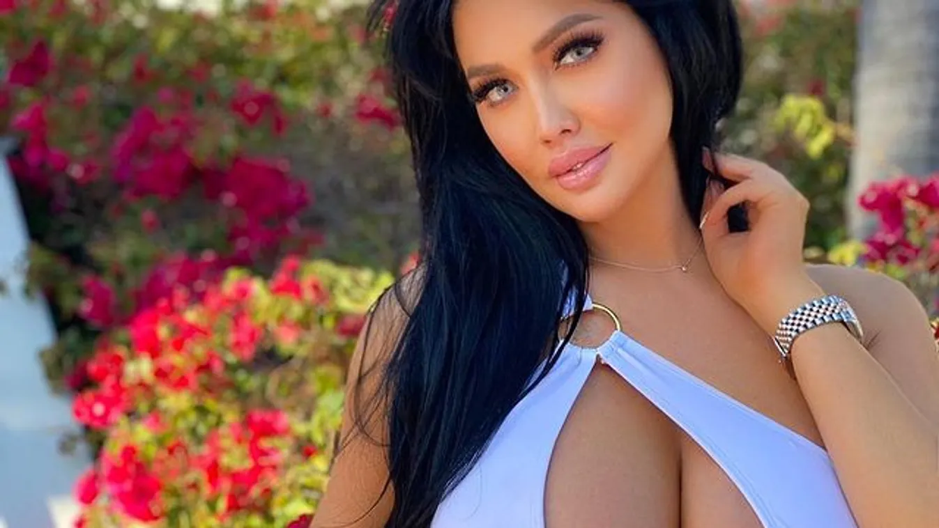 Előbukkant a melle a lenge felsőből az érzéki kebelcsodának