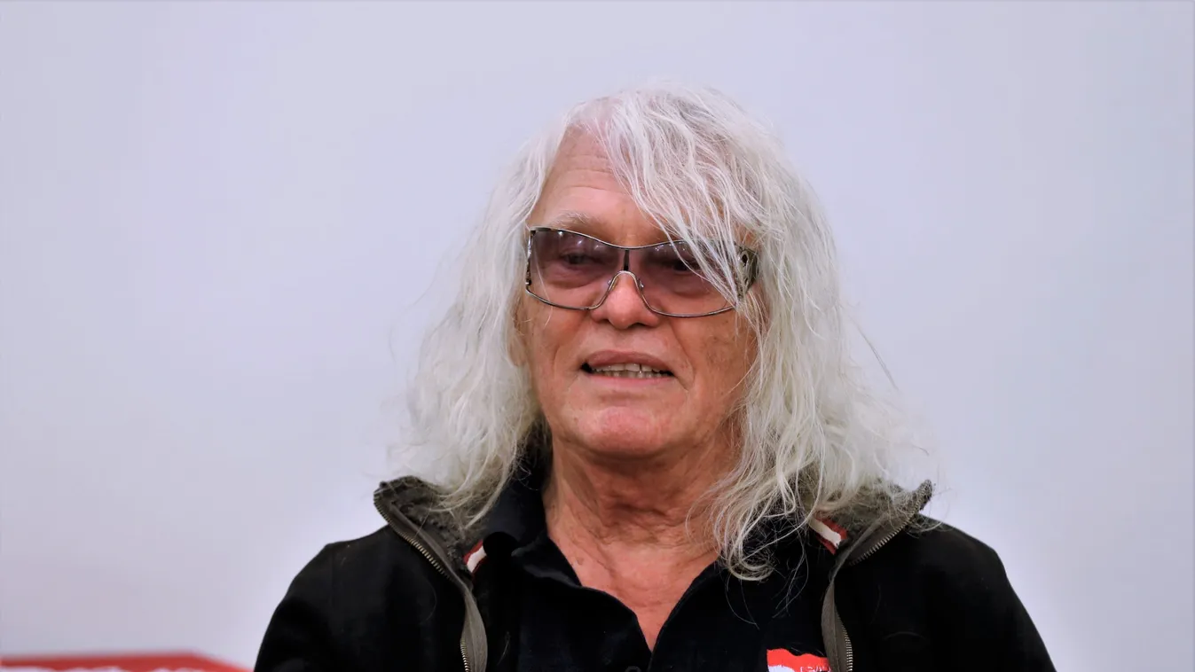 Ezt nézd meg: Ilyen cuki trükköt tud Kóbor János kutyája - Videó