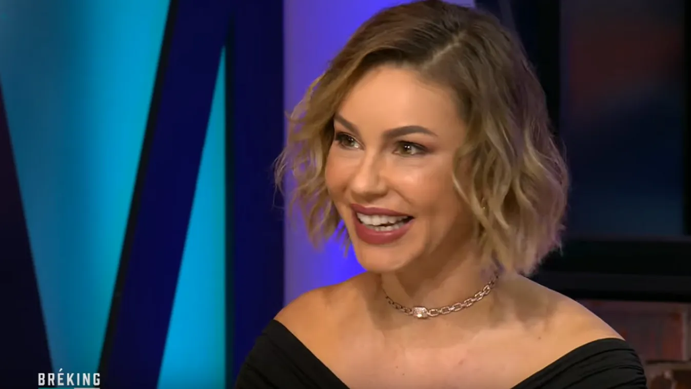 Csősz Bogi egy cseppet sem szégyenlős, meztelenre vetkőzött egy strandon