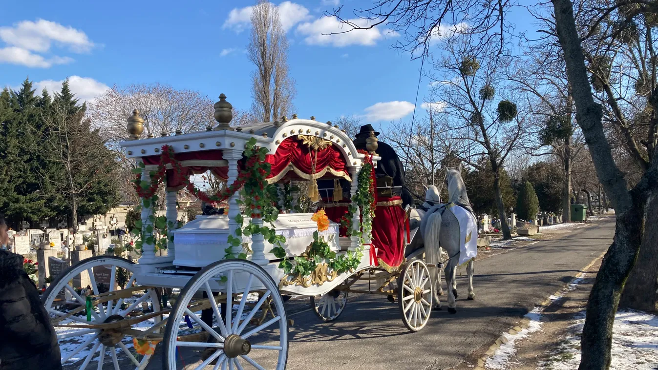 Mellbevágó: lovashintón kísérték utolsó útjára a Budapesten leszúrt Csabikát