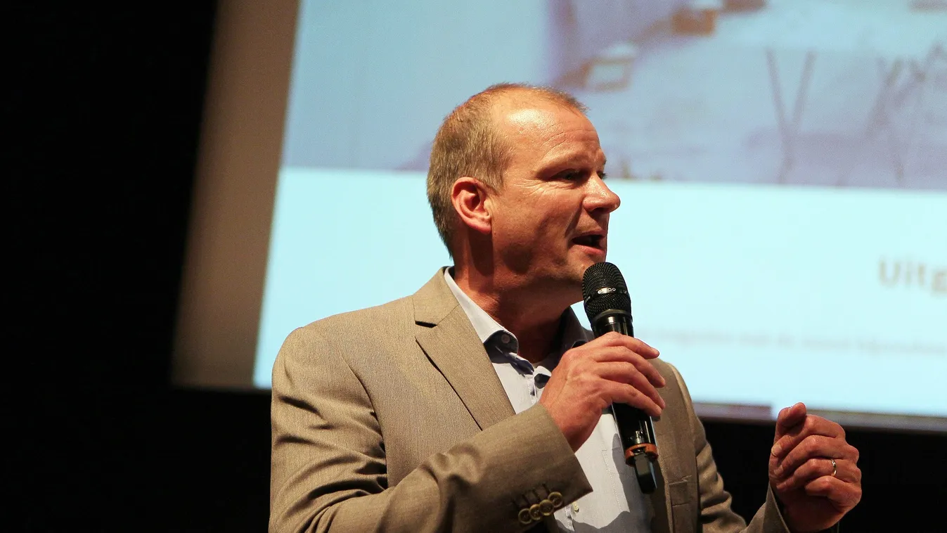 Vérfagyasztó jelenet: élő adásban zuhant a műsorvezetőre az óriási fal – Videó