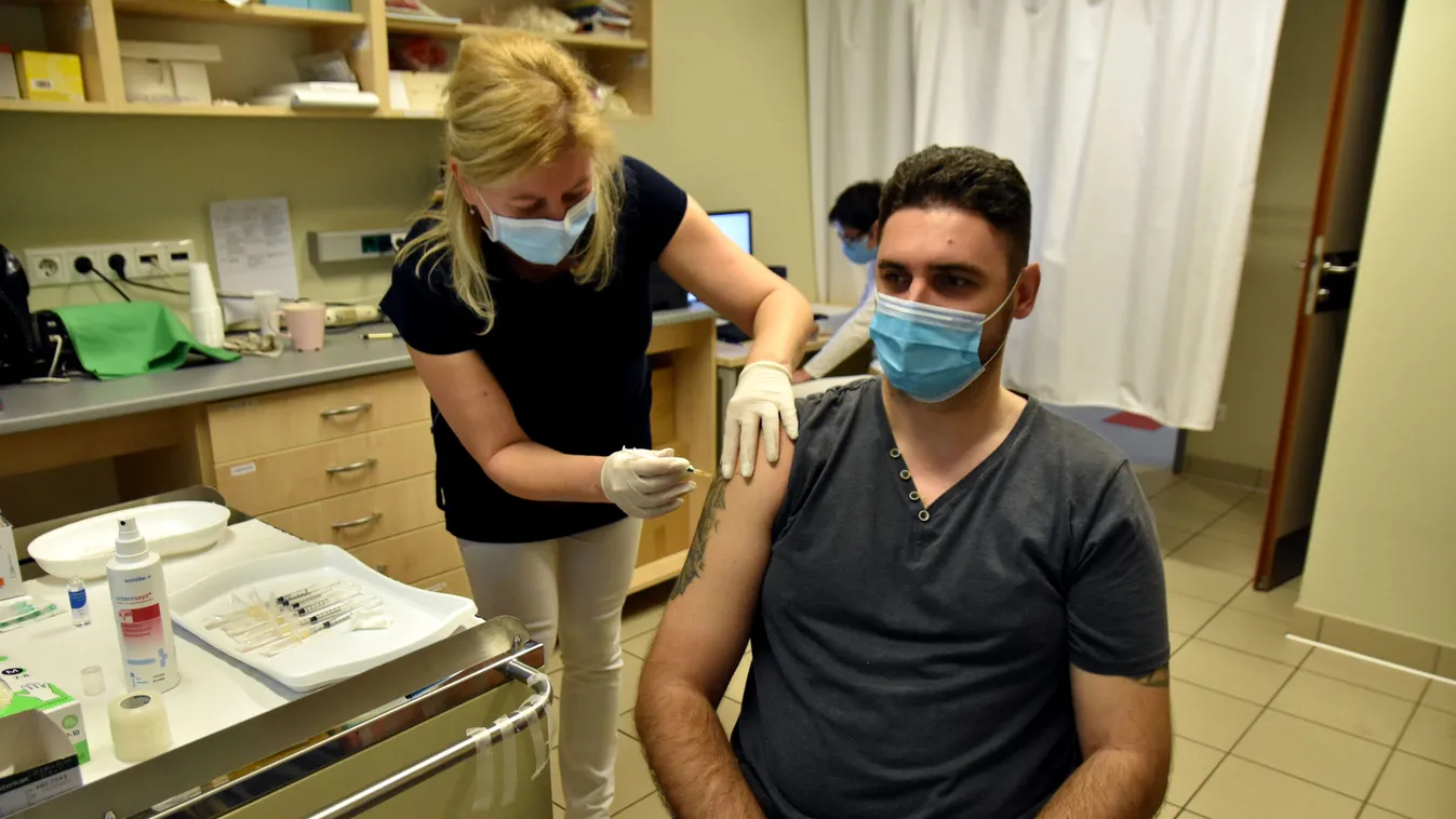 Kiderült: így történhet meg, hogy egészséges fiatalabbak oltást kapnak