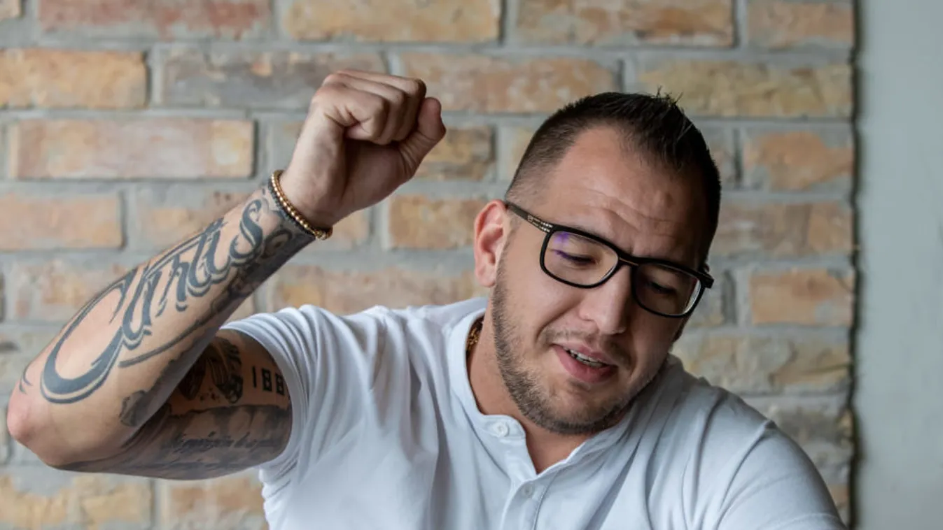 Bepánikolt Curtis: Órákon át az ablakából figyelte a rendőröket