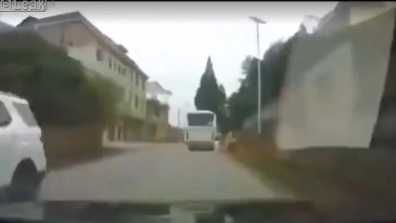 Hirtelen elszaladt az anyja mellől a kisfiú, szemből meg pont jött egy busz - Videó
