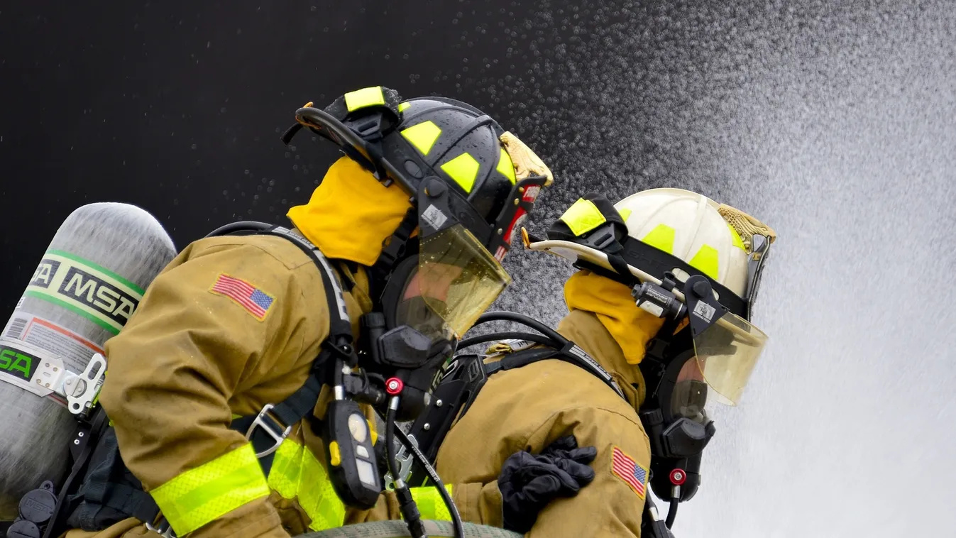 Kigyulladt egy busz Ácson, utasok is voltak rajta