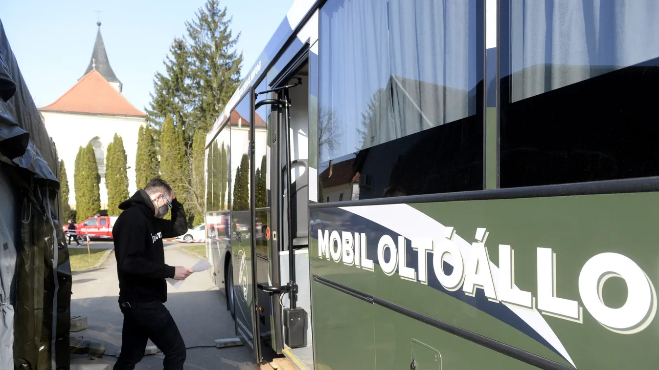 Szolgálatba álltak a magyar honvédség oltóbuszai