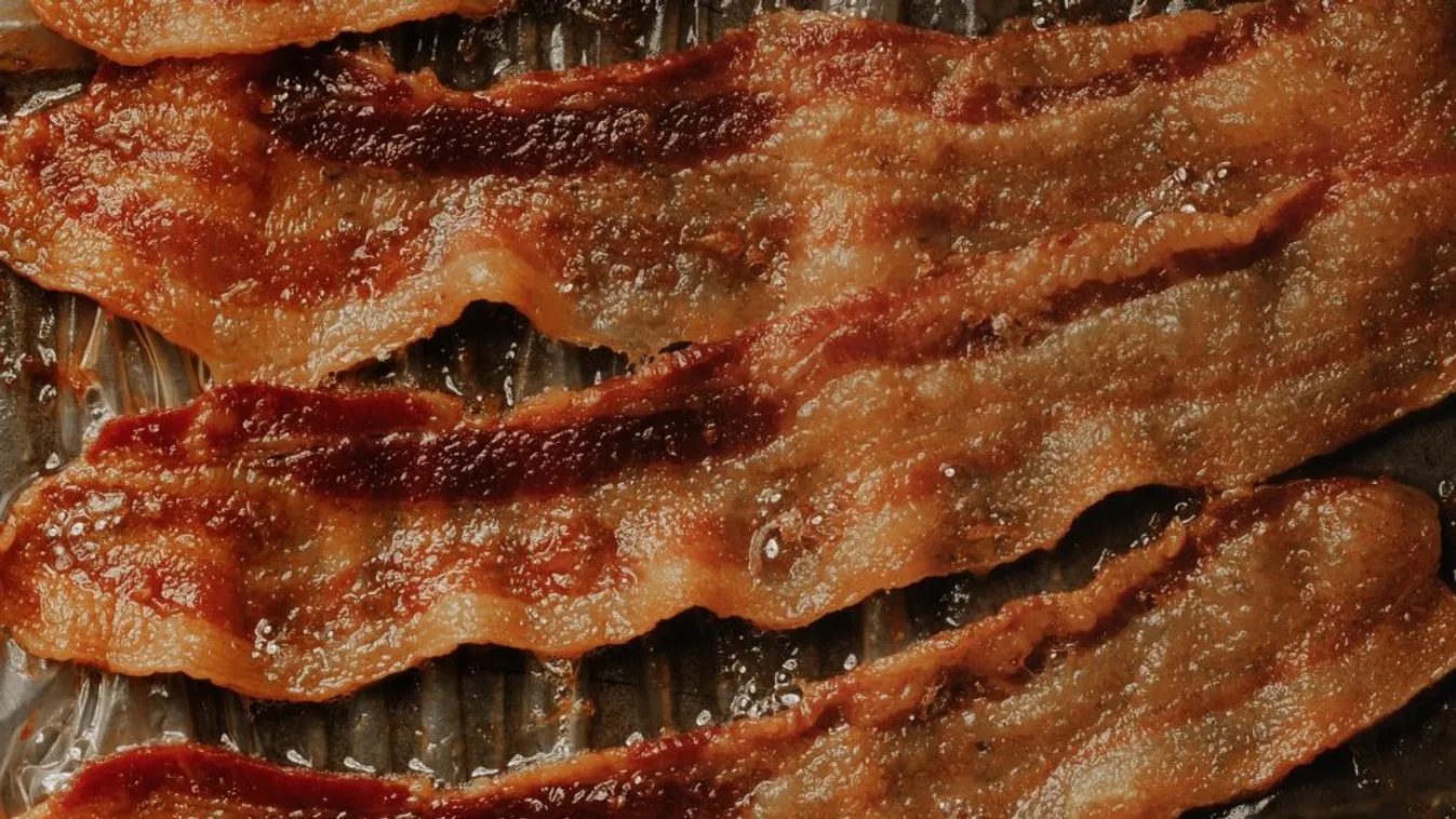 Ez történik a szalonnával, ha beteszed a mikróba