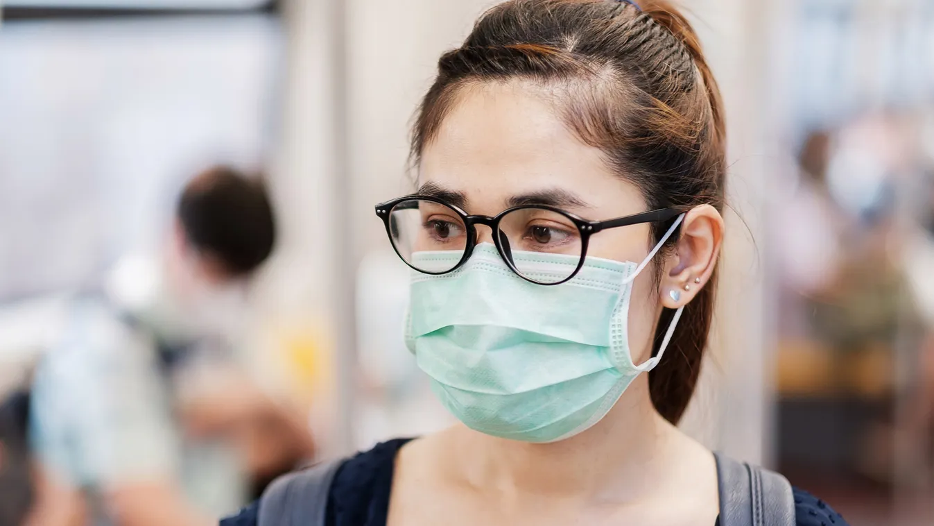 A szemüvegesek háromszor kisebb eséllyel kapják el a koronavírust