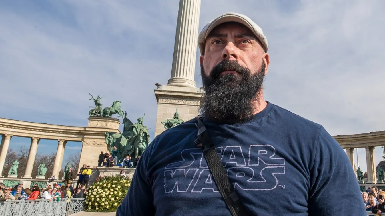 Bugyiban pózolt Gődény híve a Hősök terén – fotó