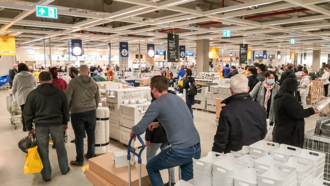 Mintha nem lenne holnap, úgy lepték el a tömegek a boltokat - fotók!