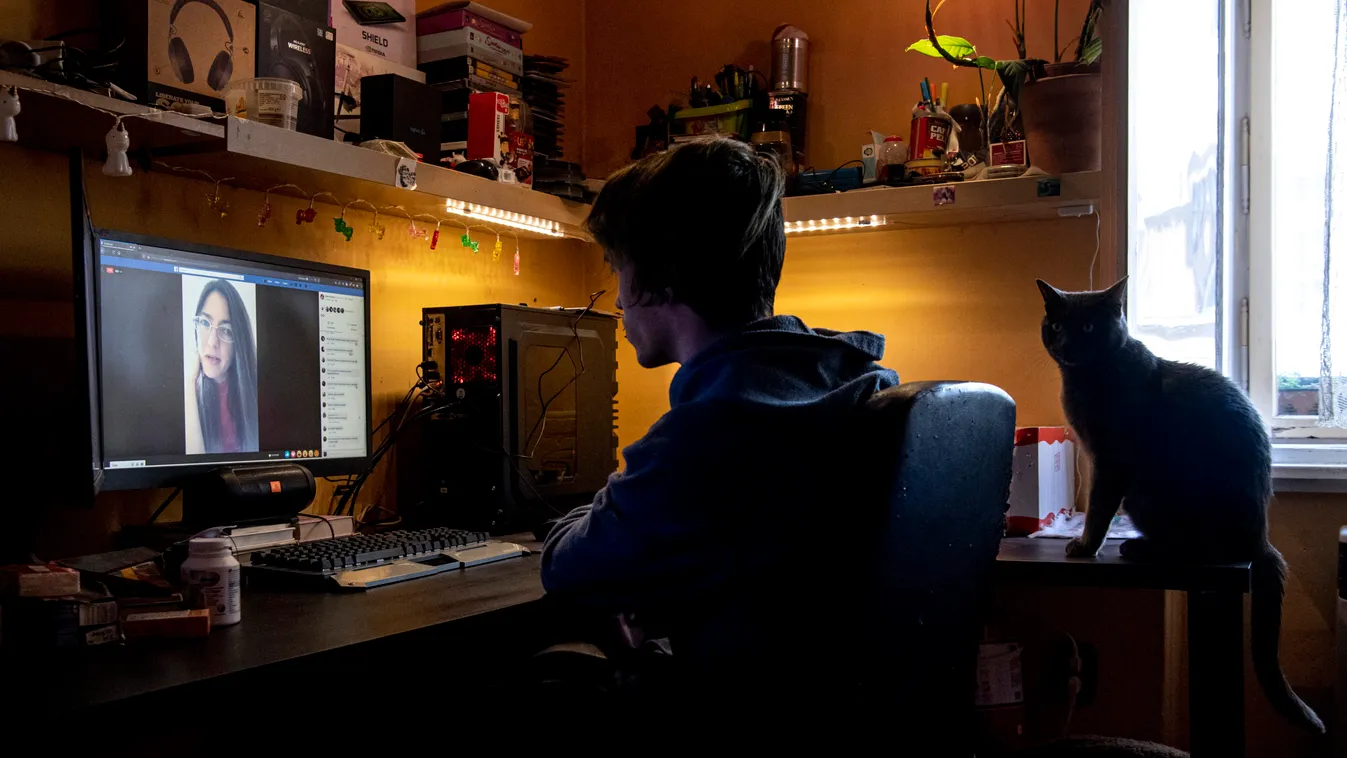 Folyamatosan pornóval zavarják az online órákat – teljesen kiakadtak a szülők