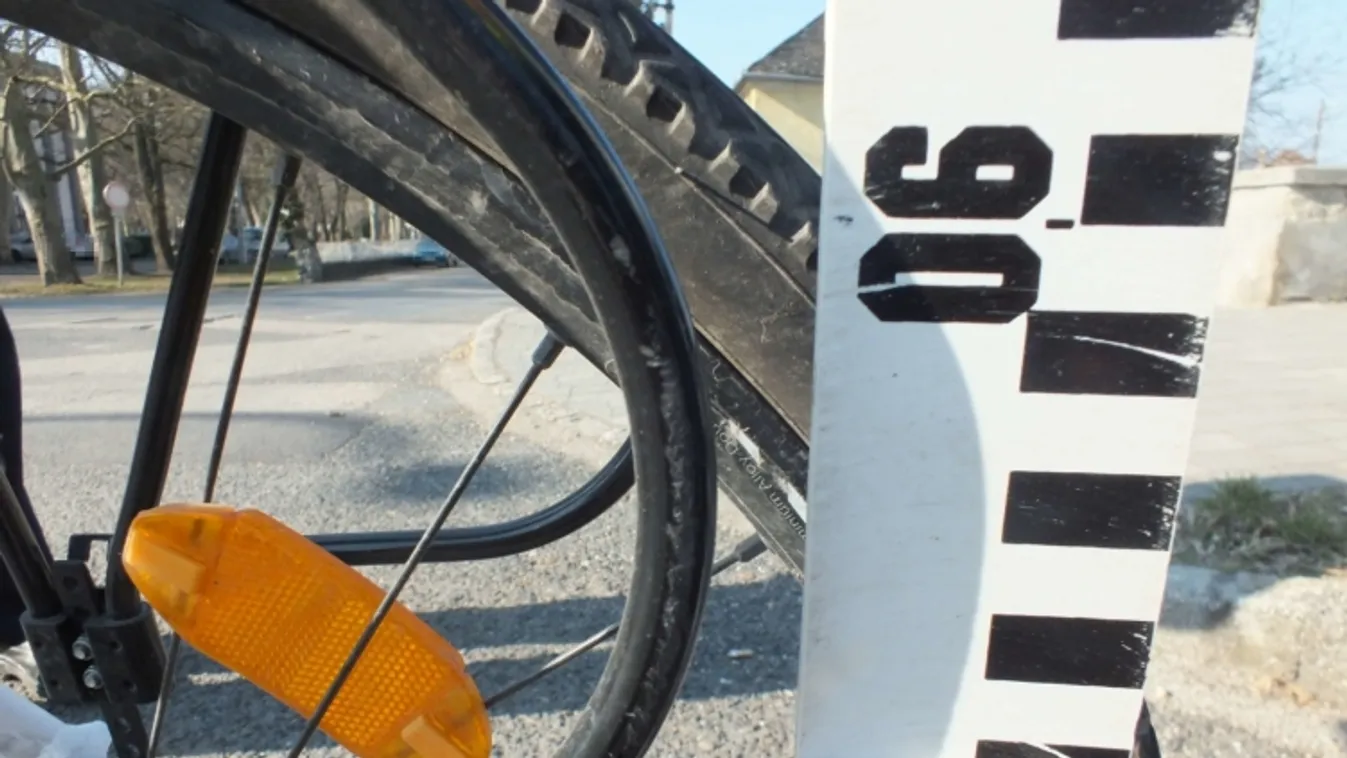 Kanyarodás közben elgázolta a biciklist a 83 éves sofőr - fotó