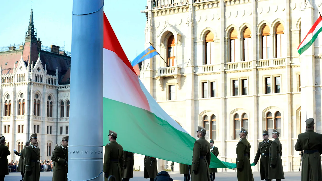 Katonai tiszteletadás mellett felvonták a nemzeti lobogót