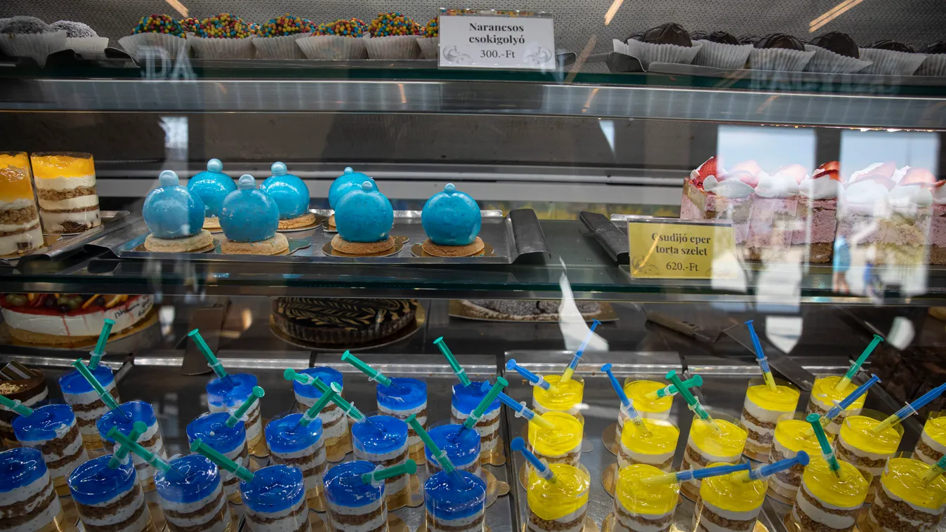 Elképesztő helyen bukkantak fel a vakcinák, egy cukrászdában még válogatni is lehet!