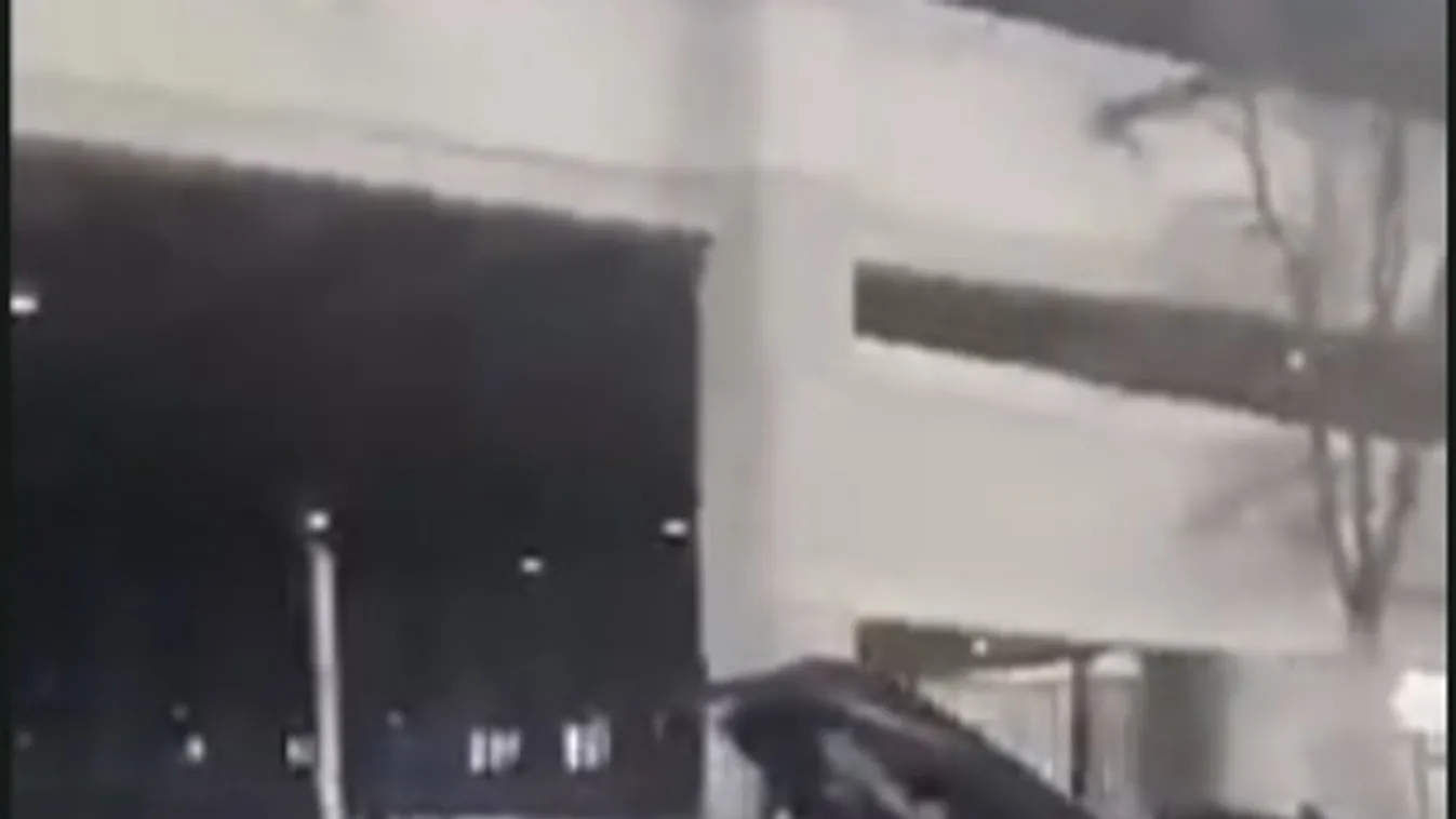 Videón, ahogy megölik az ellopott kocsijába kapaszkodó férfit