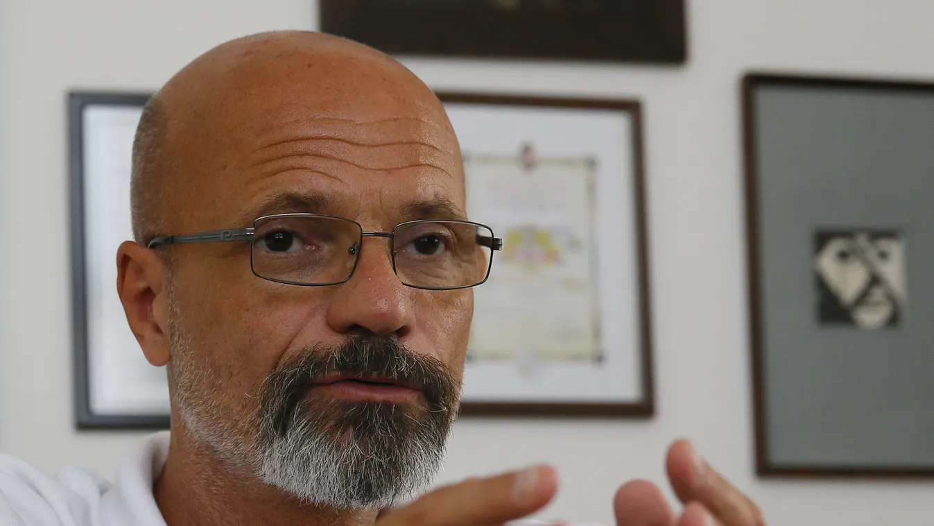 Zacher Gábor visszakozik: ezt gondolja már a kínai vakcináról