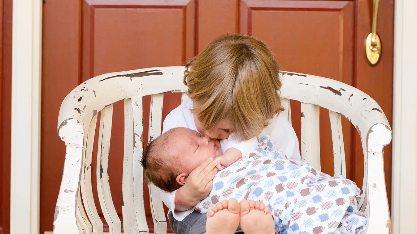 Aggódnak a tündéri kislányokért: halálos kórról értesítették a szüleiket