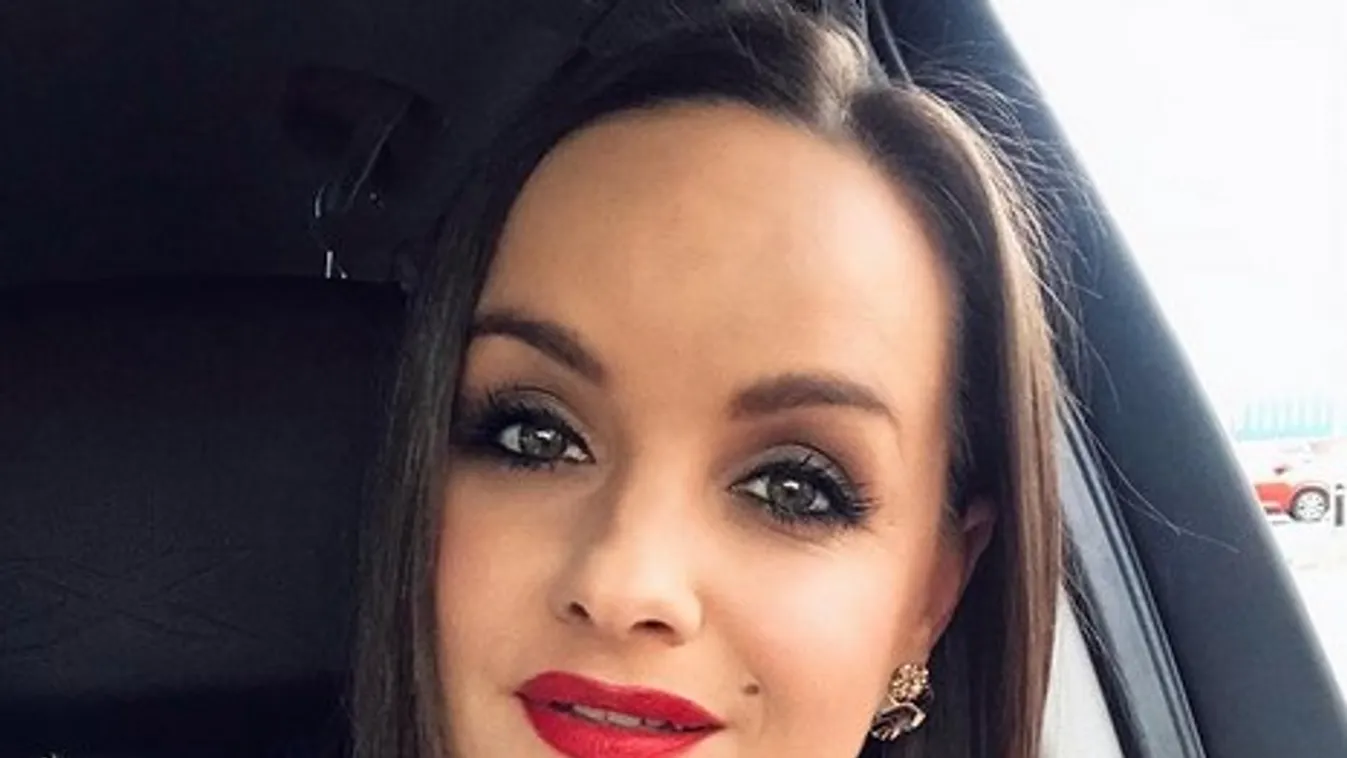 Csipkés fehérneműben sétált be a borbárba a TV2 sztárja - Fotó