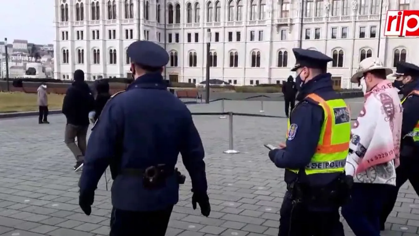 Igazoltatás a Kossuth téren: egy álarcos férfihoz léptek oda a rendőrök – videó