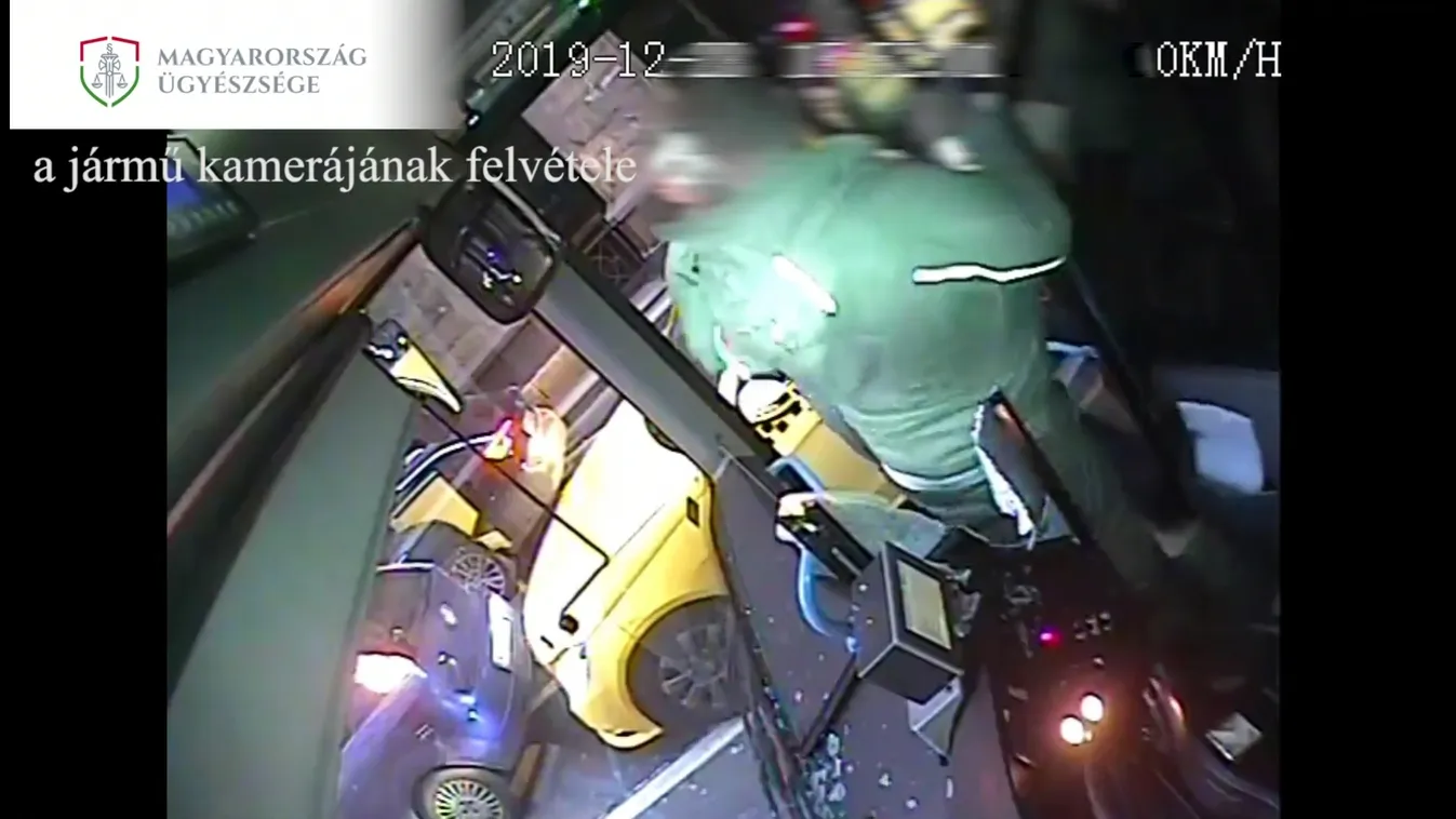 Összecsapott a magyar taxis a buszsofőrrel, repültek a szilánkok – durva videó