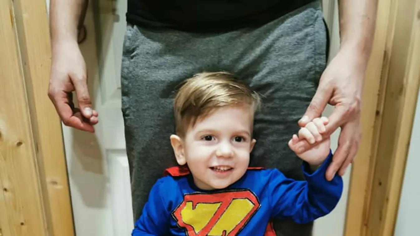 Ettől elolvadsz: videón, ahogy a kis SMA-s Zente úszni tanul