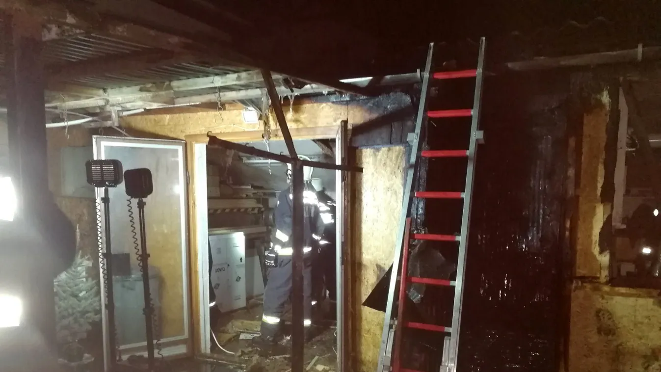 Bent ragadt a méteres lángok között az idős házaspár, miután kigyulladt az otthonuk