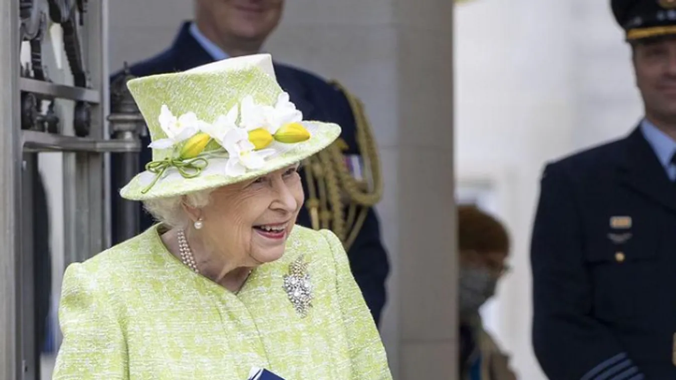 Idén először ment emberek közé II. Erzsébet, maszkot sem viselt