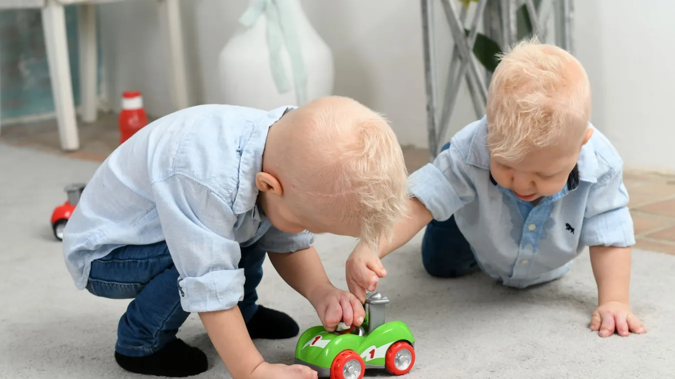 Magyar orvosi bravúr: új kezet kaptak a 3 éves, budapesti ikrek