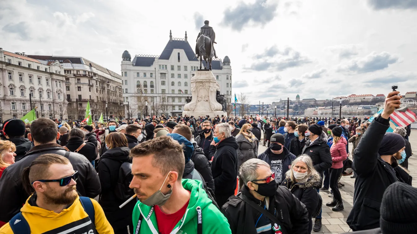 A tiltás ellenére, az emberek életét veszélyeztetve tüntetett a vírustagadó álorvos