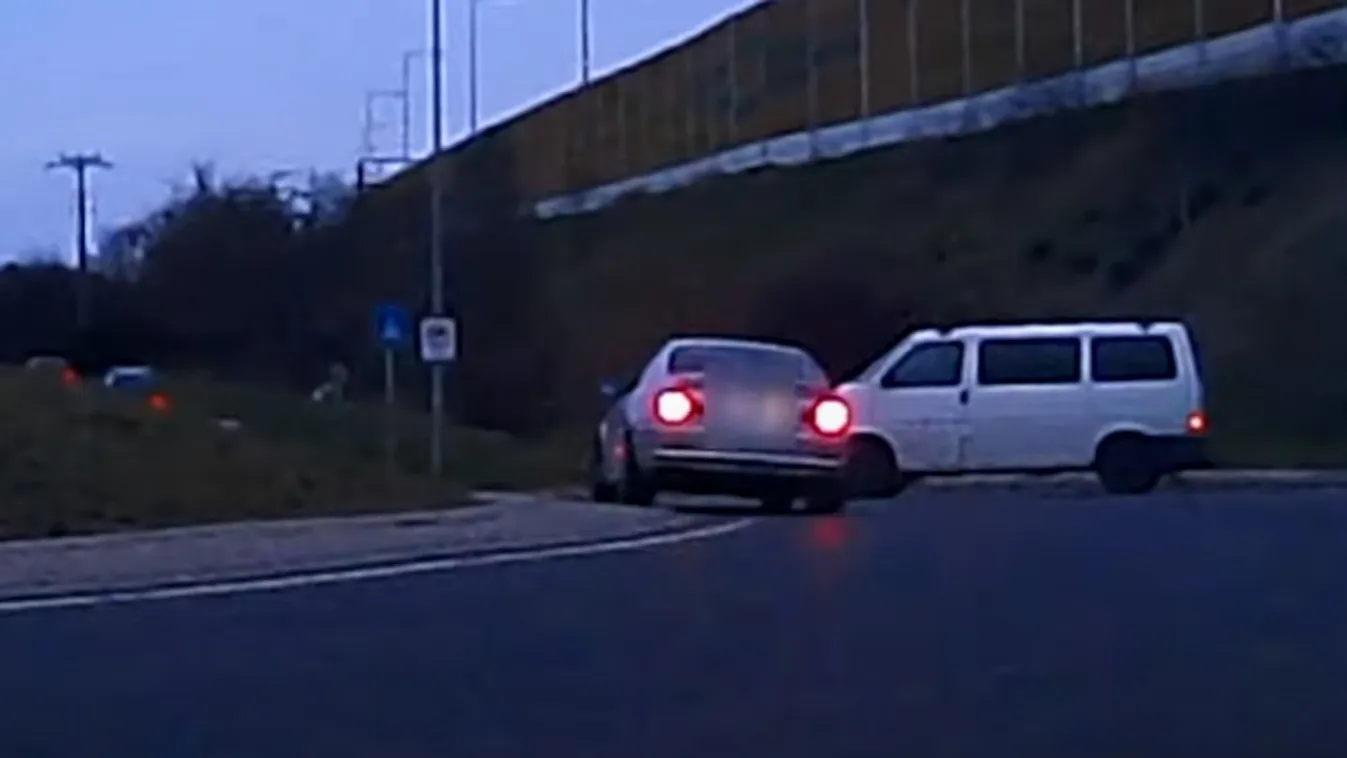 Életveszélyes: egy körforgalomban driftelt az autós az M0-s autópályán – videó